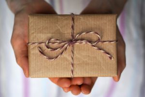 貰って嬉しい手土産!喜ばれる人気ギフトおすすめをアンケート